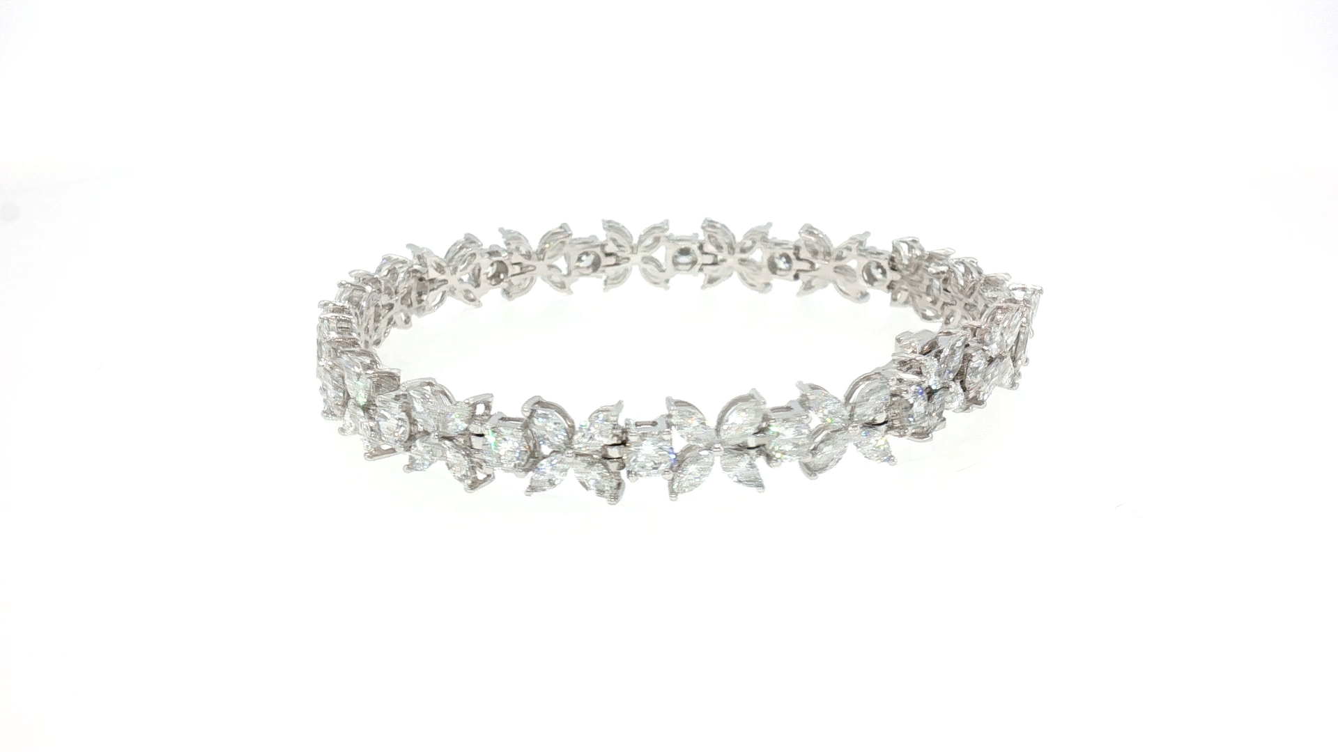 Diamond ring with caustic light reflection