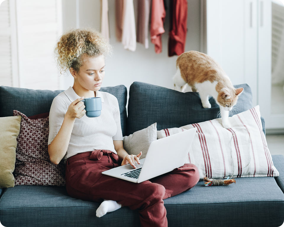 woman-with-laptop-at-home-P23H6YN woman-with-laptop-at-home-P23H6YN